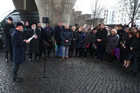 Oberbürgermeister Thomas Geisel bei seiner Rede am Mahnmal.
