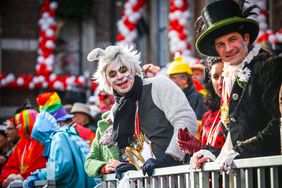 "Düsseldorf - gemeinsam jeck" - die Karnevalisten in der Landeshauptstadt feiern ihren Rosenmontagszug 2019. Foto: Melanie Zanin