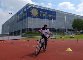 Geschicklichkeitsparcours vor der Merkur Spiel-Arena; Foto: Schaffmeister