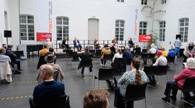 Anlässlich des 30. Jahrestags der Deutschen Einheit hat eine Delegation aus Chemnitz die Landeshauptstadt Düsseldorf besucht. Die Gäste aus der Partnerstadt nahmen auch am Podiumsgespräch im Maxhaus  teil. Fotos: Meyer