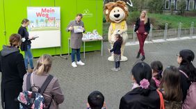 Preisverleihung zum Malwettbewerb zum Mobilitätsplan D durch Florian Reeh, Leiter des Amtes für Verkehrsmanagement und Löwe Lookie. Foto: Wilfried Meyer