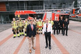 Feuerwehrdezernent Christian Zaum (vorne l.) und Feuerwehrchef David von der Lieth stellten den Jahresbericht 2021 der Feuerwehr Düsseldorf vor. Foto: Michael Gstettenbauer