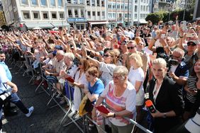 Zahlreiche Fans warteten vor dem Düsseldorfer Rathaus auf die Ankunft von Duke Harry und Duchess Meghan. Nach dem Empfang im Rathaus nahmen sich die beiden noch Zeit für eine Begrüßung ihre Anhängerinnen und Anhänger.