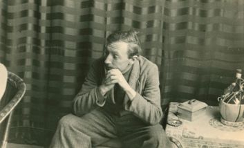 Franz Monjau in der Wohnung der Monjaus, Leopoldstraße, Düsseldorf, 1933, Fotograf, unbekannt, Stadtmuseum Düsseldorf F 32971