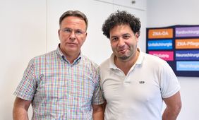 Dr. med. Peter Zielonka und Färes Chain aus der Humanitären Sprechstunde des Gesundheitsamtes Düsseldorf © Stadt Düsseldorf/Claus Langer