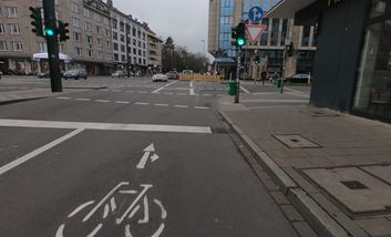 Foto von der Radverkehrsanlage über die Kreuzung Kölner Straße/Am Wehrhahn in Richtung Pempelforter Straße.