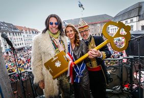 Oberbürgermeister Dr. Stephan Keller (l.) übergab den Schlüssel an Venetia Uåsa. Mit dabei CC-Präsident Michael Laumen; Fotos: Zanin
