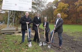 Erster Spatenstich für das Projekt Pillebach mit (v.l.) Hanno Bremer, stellvertretender Bezirksbürgermeister, Stadtkämmerin Dorothée Schneider, Dr. Angela Küster, Bezirksregierung, und Ingo Noppen, Leiter des Stadtentwässerungsbetriebs. Foto: Meyer