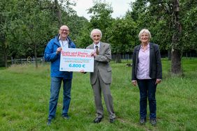 Stiftungsgründer Dieter Schnelle übergibt einen symbolischen Scheck an Klaus Groß und Petra Tacke-Hilger vom Förderverein historischer Schulgarten Räuscherweg Natur- und Begegnungszentrum e.V.; Foto: M. Gstettenbauer