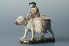 Aus der Ausstellung "Schweizer Schoki, Weißes Gold" im Hetjens: Affe auf Hund reitend, Zürich, um 1775-80, Sammlung E. S. Kern, Agentenhaus Horgen; Foto: Thomas Cugini