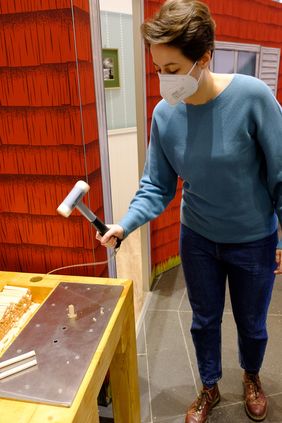 An interaktiven Stationen können Besucherinnen und Besucher ihre handwerklichen Fähigkeiten im Kalfatern, also dem Abdichten der Fugen eines Schiffs, oder beim Herstellen von Holznägeln ausprobieren; Foto: Uwe Schaffmeister