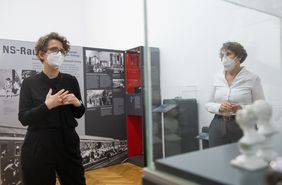 (v. l.) Die Kuratorin des LWL-Museumsamtes Dr. Ute Christina Koch sowie die stellvertretende Leiterin des Stadtmuseums, Sigrid Kleinbongartz 