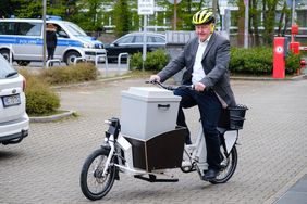 Manfred Golschinski, Leiter des Amtes für Statistik und Wahlen, macht es vor: Lastenräder sind vielseitig nutzbar und können auch für den Transport von Wahlurnen genutzt werden. Foto: Michael Gstettenbauer 