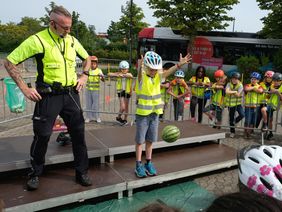 Wie wichtig der Helm beim Fahrrad-, Inliner- und Kickboardfahren ist, zeigt der eindrucksvolle Helm-Melonen-Test. Mit Helm geschieht der Melone bei einem Sturz nichts - ohne Helm ist sie verzehrfertig und das ohne Messer. Foto: Wilfried Meyer