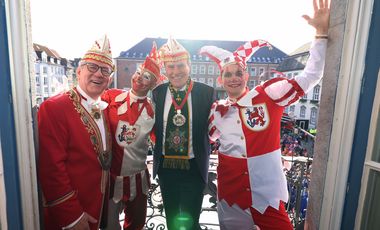 Oberbürgermeister Dr. Stephan Keller (2.v.r.) mit Hoppeditz Tom Bauer (2.v.l.), CC-Präsident Lothar Hörning (l.) und neuer Hoppeditz Jan Philip Hilger (r.) auf dem Rathausbalkon, Foto: Young.