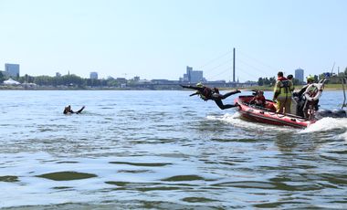 Strömungsretter der Feuerwehr Düsseldorf haben am Donnerstag, 18. Juni 2026, eine Einsatzübung der Rettung im Rhein demonstriert. Foto: Landeshauptstadt Düsseldorf/Ingo Lammert
