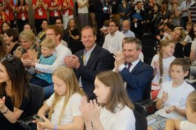 Tour-Direktor Christian Prudhomme und OB Thomas Geisel bei der großen Kinder-PK mit deutschen Radsportstars. Foto: Michael Gstettenbauer