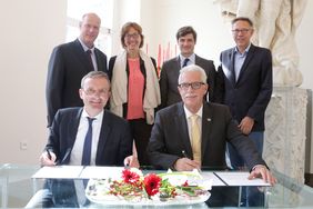 Regionalagentur-Partner. Vorn: Düsseldorfs Oberbürgermeister Geisel, Mettmanns Landrat Hendele. 2. Reihe: Dirk Haase (Wirtschaftsförderung Mettmann), Birgit Jommersbach (Regionalagentur), Düsseldorfs Beigeordneter Christian Zaum, Ferdinand Nett