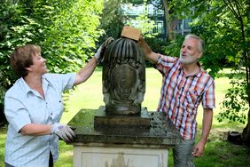 Grabmalpaten pflegen beim Aktionstag historische Monumente; Foto: Gstettenbauer