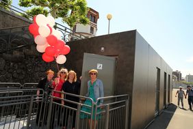 Übergabe des WC-Containers mit Rollstuhlrampe an die Öffentlichkeit mit Bezirksbürgermeisterin Marina Spillner (2.v.r.) und Birgit Lilienbecker (r.), Amt für Gebäudemanagement, sowie den BV-Mitgliedern Ute Dröge und Gisela Groth. Foto: Lammert