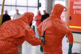 Nach erfolgter Desinfektion werden die Anzuege aufgeschnitten und anschliessend luftdicht verpackt fachgerecht entsorgt. Fotos: Feuerwehr Düsseldorf