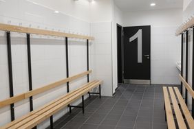 Blick in die neuen Umkleideräume der neuen Zweifach-Sporthalle der Gesamtschule Stettiner Straße. Foto: Ingo Lammert