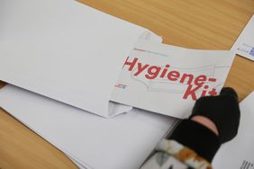 Bei der Jugendberufshilfe werden die Hygienekits für Senioren in Umschläge gesteckt und für den Versand vorbereitet. Foto: Ingo Lammert