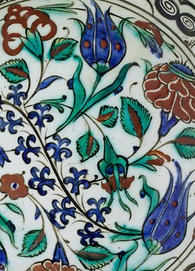 Teller mit Tulpen und weiteren Blumen, Iznik, Türkei, 2. H. 16. Jh.; Hetjens – Deutsches Keramikmuseum/Horst Kolberg