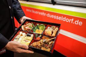 Einblick in eine "Bento-Box", die mit japanischen Köstlichkeiten gefüllt ist. Foto: Melanie Zanin