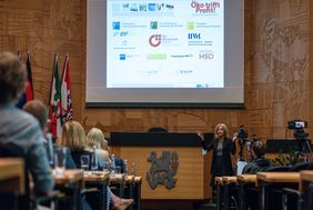 Die Ökoprofit-Auszeichnungsveranstaltung fand in diesem Jahr teil-digital im Plenarsaal des Rathauses statt. Landesumweltministerin Ursula Heinen-Esser wurde zugeschaltet. Foto: Lars Heidrich
