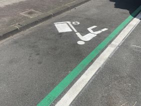 Für eine bessere Sichtbarkeit, und damit auch eine höhere Akzeptanz, wurden die Ladezonen im Rahmen der Testphase, neben der rechtlich vorgeschriebenen Beschilderung, erstmalig zusätzlich farblich markiert und mit einem Piktogramm versehen. Foto: Amt für Verkehrsmanagement