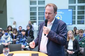 Oberbürgermeister Dr. Stephan Keller bei einem Interview am Montag, 23. Oktober, zum Einstieg in den zweiten Jugendtag für Europa in Düsseldorf. Foto: Gstettenbauer