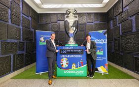Noch 100 Tage - dann startet die UEFA EURO 2024! Oberbürgermeister Dr. Stephan Keller und Stadtdirektor Burkhard Hintzsche vor der "Giant Trophy" mit dem 100-Tage-Countdown. Foto: Melanie Zanin