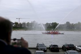 Traditioneller Gruß des Feuerlöschbootes auf der Jubilarfeier 2024. Foto: Lammert