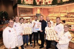 OB Dr. Keller mit den Handwerksbäckern in der Bäckerei Behmer: Gemeinsam wird nach weiteren engagierten Familien, Paaren oder Singles gesucht, die Kindern ein liebevolles Zuhause geben möchten. Foto: Lammert