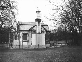 Das Archivbild zeigt die Rückseite des Majolikahäuschens an der Schützenwiese. Es wurde um das Jahr 1910 von Julius Söhn aufgenommen. Foto: Stadtarchiv