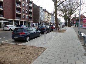 Foto von neuen Fahrradbügeln im Seitenraum an der Rethelstraße