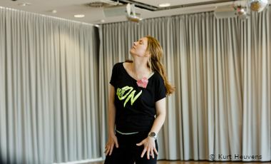 Foto einer tanzenden Frau aus dem Workshop "Tanz trifft Gedichte"