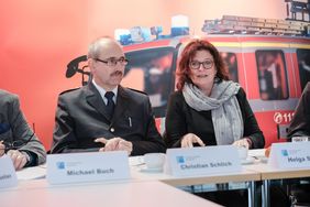 Feuerwehrdezernentin Helga Stulgies und Christian Schlich, kommissarischer Leiter der Feuerwehr, erklären, wie man Brände in der Weihnachtszeit vermeiden kann. Foto: Michael Gstettenbauer