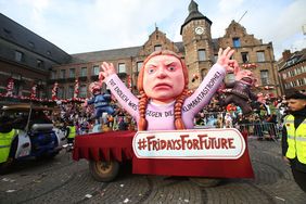 "Düsseldorf - gemeinsam jeck" - die Karnevalisten in der Landeshauptstadt feiern ihren Rosenmontagszug 2019. Foto: Melanie Zanin