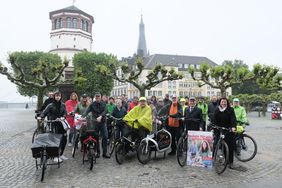 Werben für das Mitmachen beim Stadtradeln-Wettbewerb 2019: Teilnehmer gemeinsam mit Oberbürgermeister Thomas Geisel und Umweltdezernentin Helga Stulgies (vorne rechts im Bild). Foto: Michael Gstettenbauer