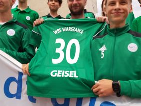 Als Gastgeschenk erhielt OB Thomas Geisel ein Fußballtrikot mit der Rückennummer 30 - passend zum Jubiläum, © Stadt Düsseldorf 