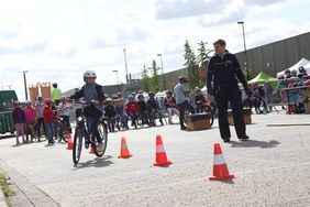 Unter Anleitung fahren die Schüler durch den Pylonen-Parcours. Foto Ingo Lammert