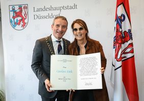 Oberbürgermeister Thomas Geisel mit der diesjährigen Käutner-Preisträgerin Caroline Link; Foto: Melanie Zanin 