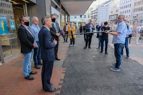 Oberbürgermeister Thomas Geisel, Andreas Scholten (Betriebsrat Karstadt Schadowstraße) und Wolfgang Grabowski (Betriebsratsvorsitzender Galeria Kaufhof am Wehrhahn) stellten die Ergebnisse der Verhandlungen in einem Pressegespräch vor