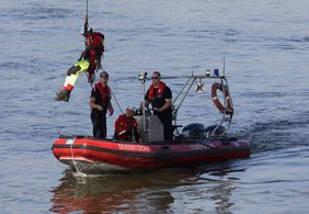 Bei der Übung wird das Abseilen eines Verletzten auf das Rettungsboot simuliert. Landeshauptstadt Düsseldorf/David Young