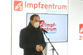 Oberbürgermeister Dr. Stephan Keller appelliert beim Start der Impfungen in der Merkur Spiel-Arena daran, dass möglichst viele Menschen das Impfangebot wahrnehmen. Foto: David Young