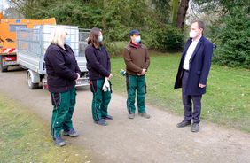 OB Dr. Stephan Keller im Gespräch mit Mitarbeiter*innen des Gartenamts: Verena Faber (l.), Julia Zanona und Ramadan Bekirovski. Foto: Uwe Schaffmeister