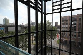 Von der Treppe der neuen gläserne Eingangshalle des KAP1 aus erstreckt sich der Blick über den Konrad-Adenauer-Platz; Foto: David Young