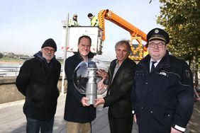 OB Dr. Stephan Keller (2.v.l.) und Mobilitätsdezernent Jochen Kral (2.v.r.) präsentieren die neuen Kugelleuchten mit Thorsten Fleiß (Leiter Polizeiinspektion Mitte, r.) und Prof. Benedikt Stahl (Atelier Fritschi + Stahl, l.). Foto: Lammert